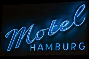 Leuchtreklame an einem Motel in Hotel
